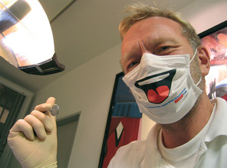 bad masks 2 Des masques chirurgicaux souriants pour dentistes