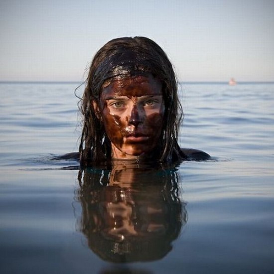 http://www.wikilinks.fr/wp-content/uploads/2011/11/oil-swimmers_catastrophe1.jpg