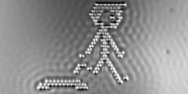 petit-film-monde-atomes-IBM-microscope-garçon-personnage-