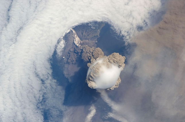 Eruption-volcanique-Sarychev Volcan Russie