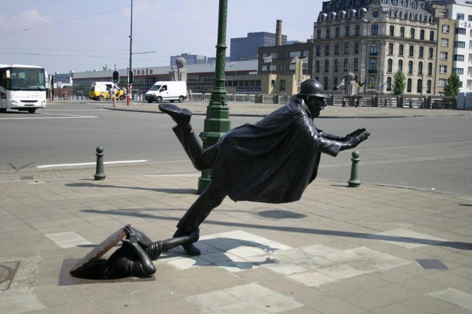 street-sculpture-belgique-bruxelles-tom-frazen