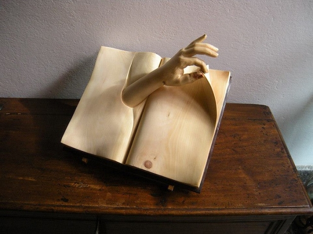 Les livres en bois de Nino Orlandi
