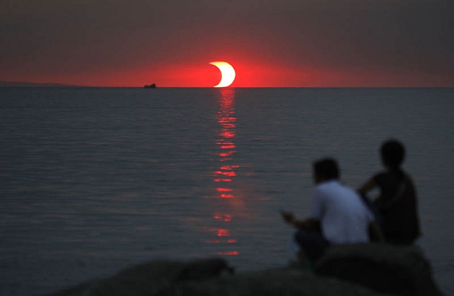 Éclipse solaire lors d'un coucher de soleil