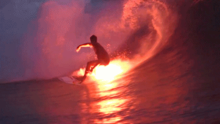 Surfer-surf-fusee-eclairante-planche-feu-video-4