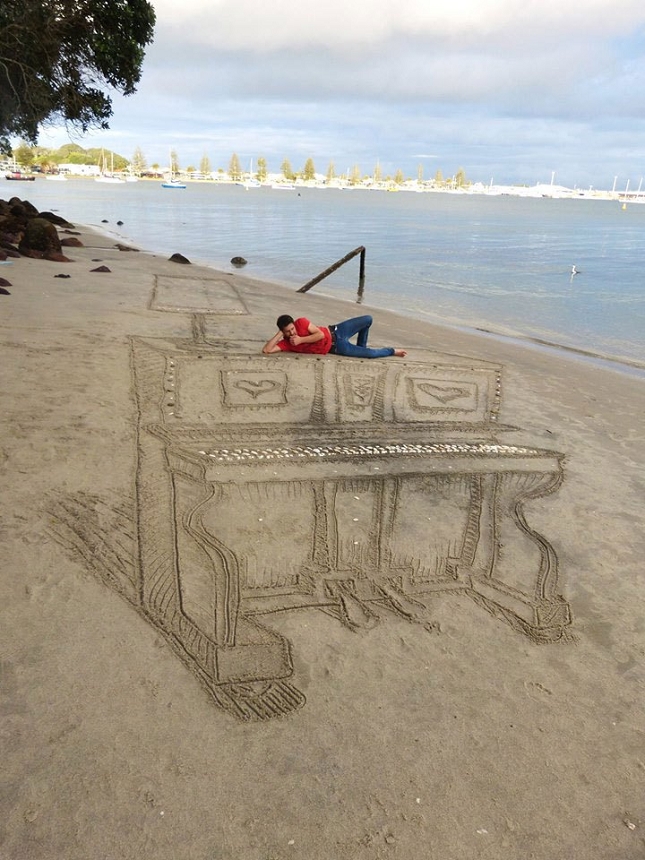 3d-sand-piano-beach-art-by-jamie-harkins-1