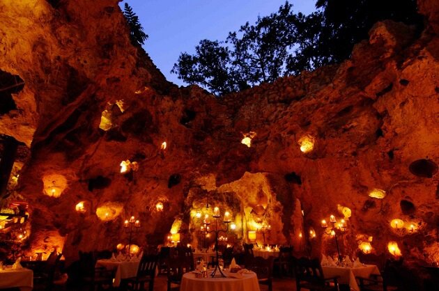 Restaurant-insolite-Ali Barbour’s Cave Restaurant, Diani Beach, Kenya