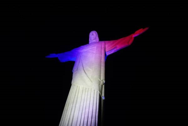 Statue du Christ à Rio de Janeiro - Hommage attentat 13 novembre 2015 Paris 2