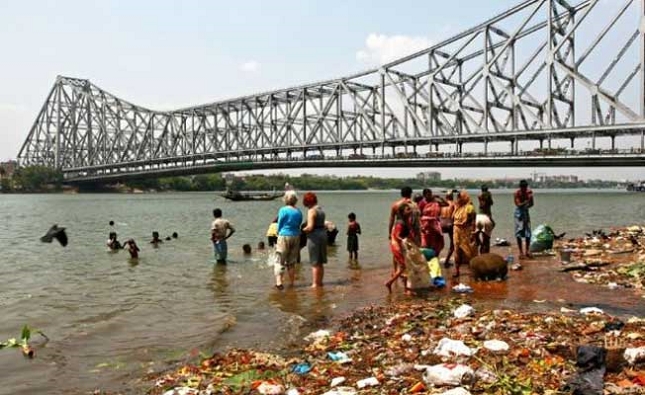 La visite du remarquable pont de Howrah à Calcutta, en Inde - realite