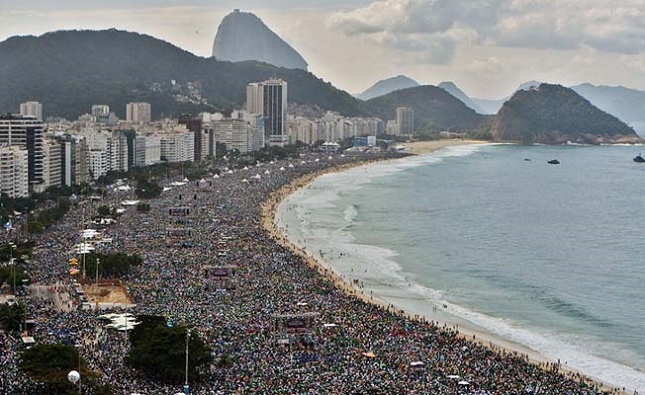 Passer du bon temps sur la célèbre plage de Rio De Janeiro au Brésil - realite