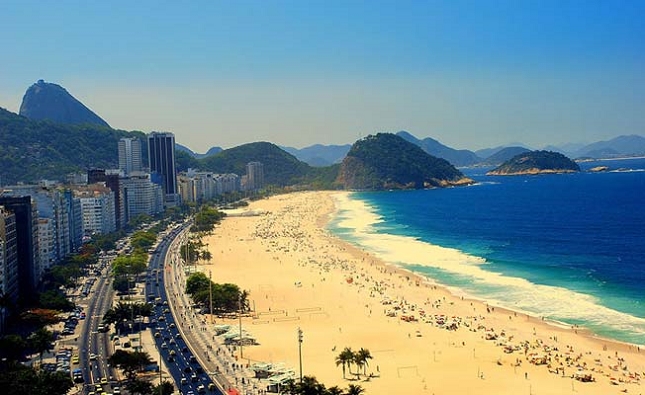 Passer du bon temps sur la célèbre plage de Rio De Janeiro au Brésil