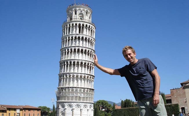 Prendre des photos avec la tour de Pise -  Italie