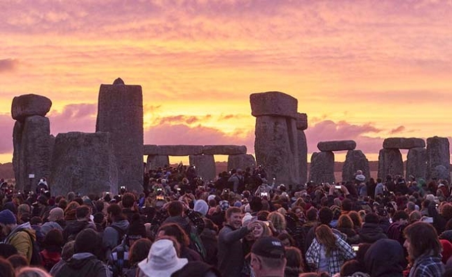 Regarder le Stonehenge alors que le soleil se couche à l'arrière-plan, au Royaume-Uni-realite