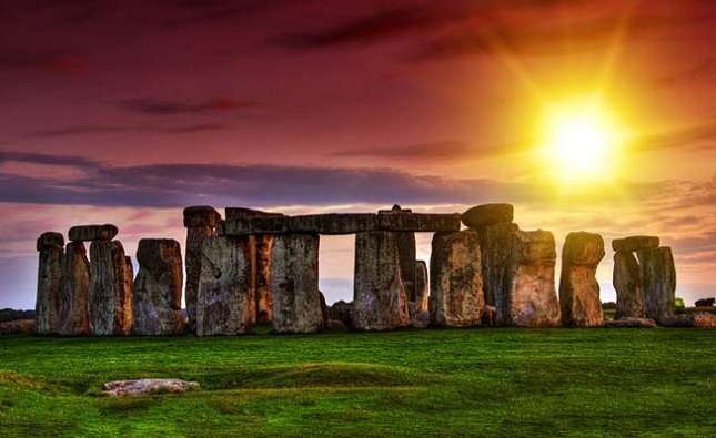 Regarder le Stonehenge alors que le soleil se couche à l'arrière-plan, au Royaume-Uni