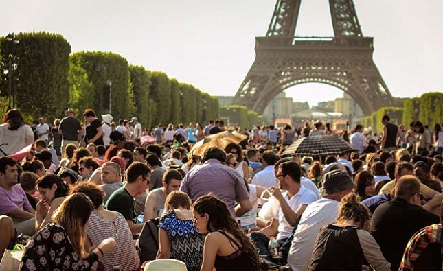 Un pique-nique en amoureux en face de Tour Eiffel à Paris avec les autres