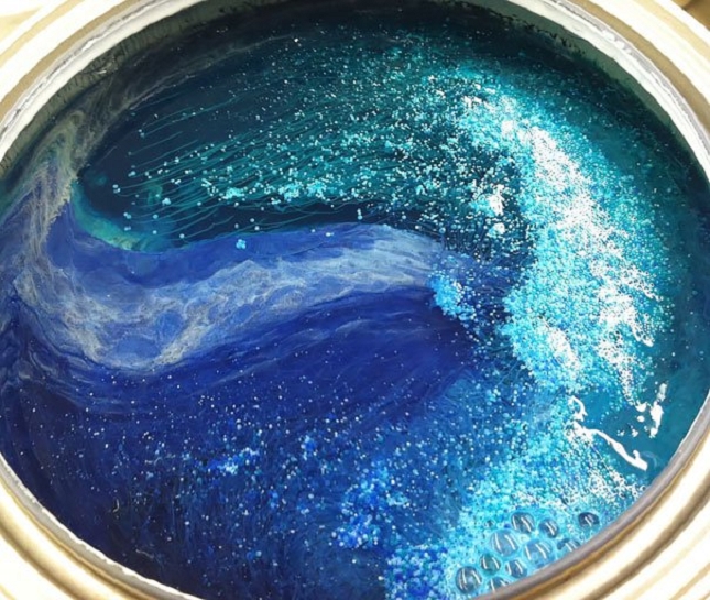 Une surprise exceptionnelle à l’ouverture d’un pot de peinture bleue